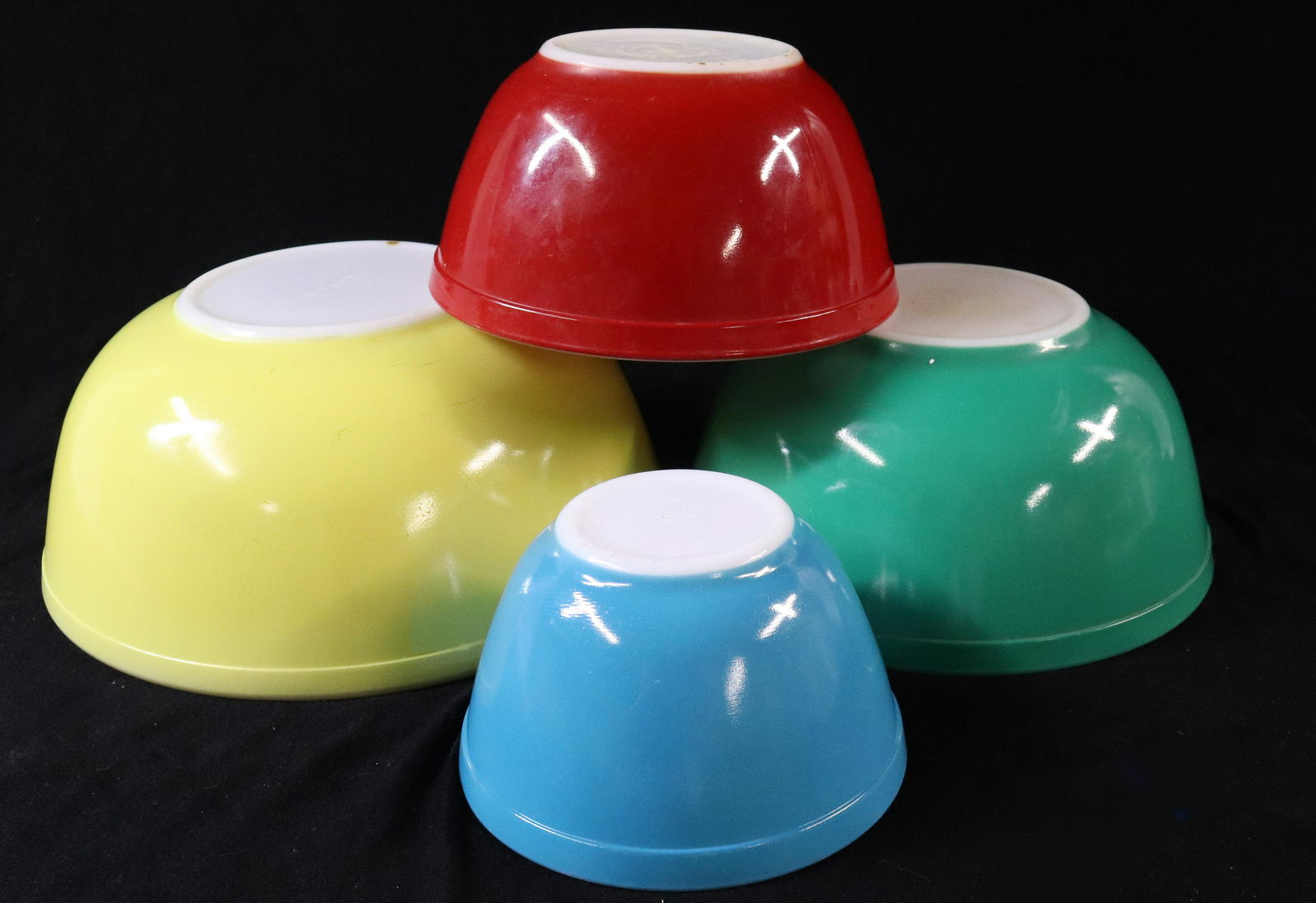 GRADUATED NEST OF PYREX MIXING BOWLS (1 of 4)