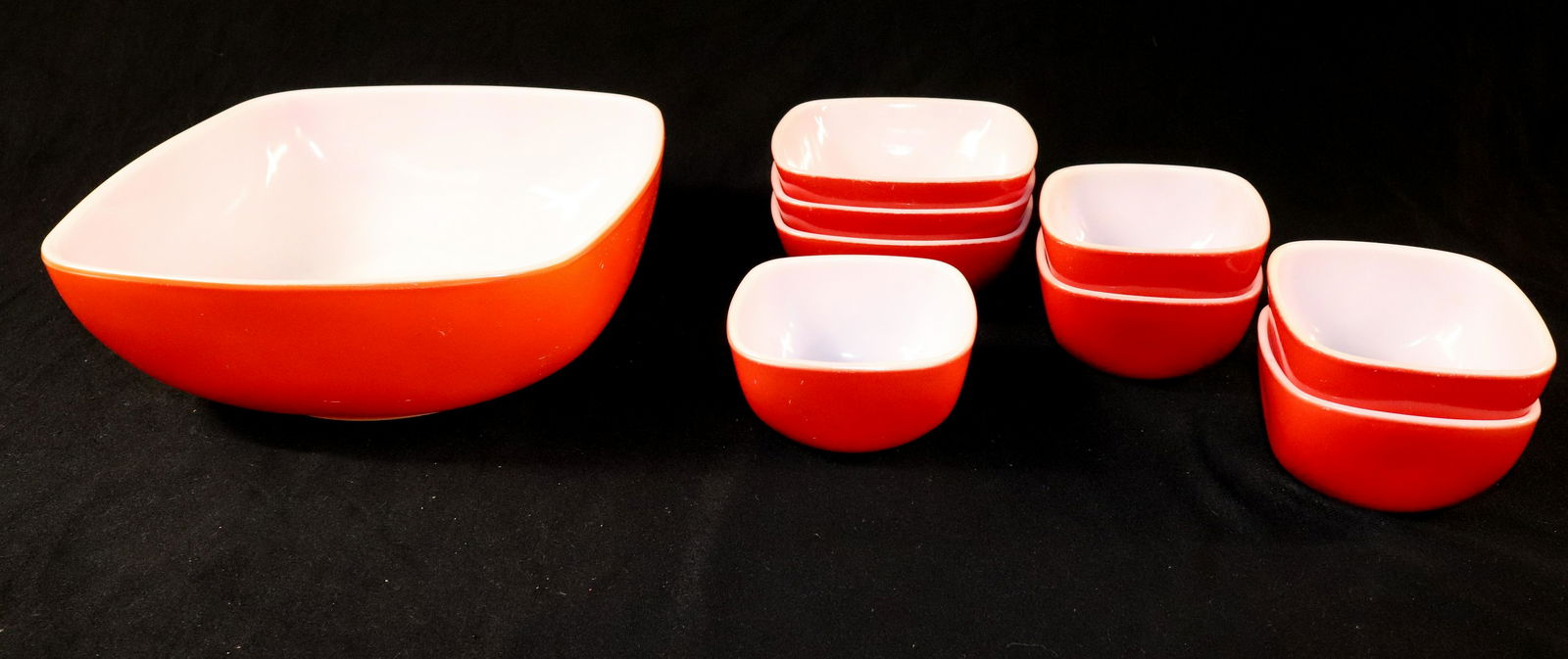 PYREX SERVING BOWL SET (1 of 4)