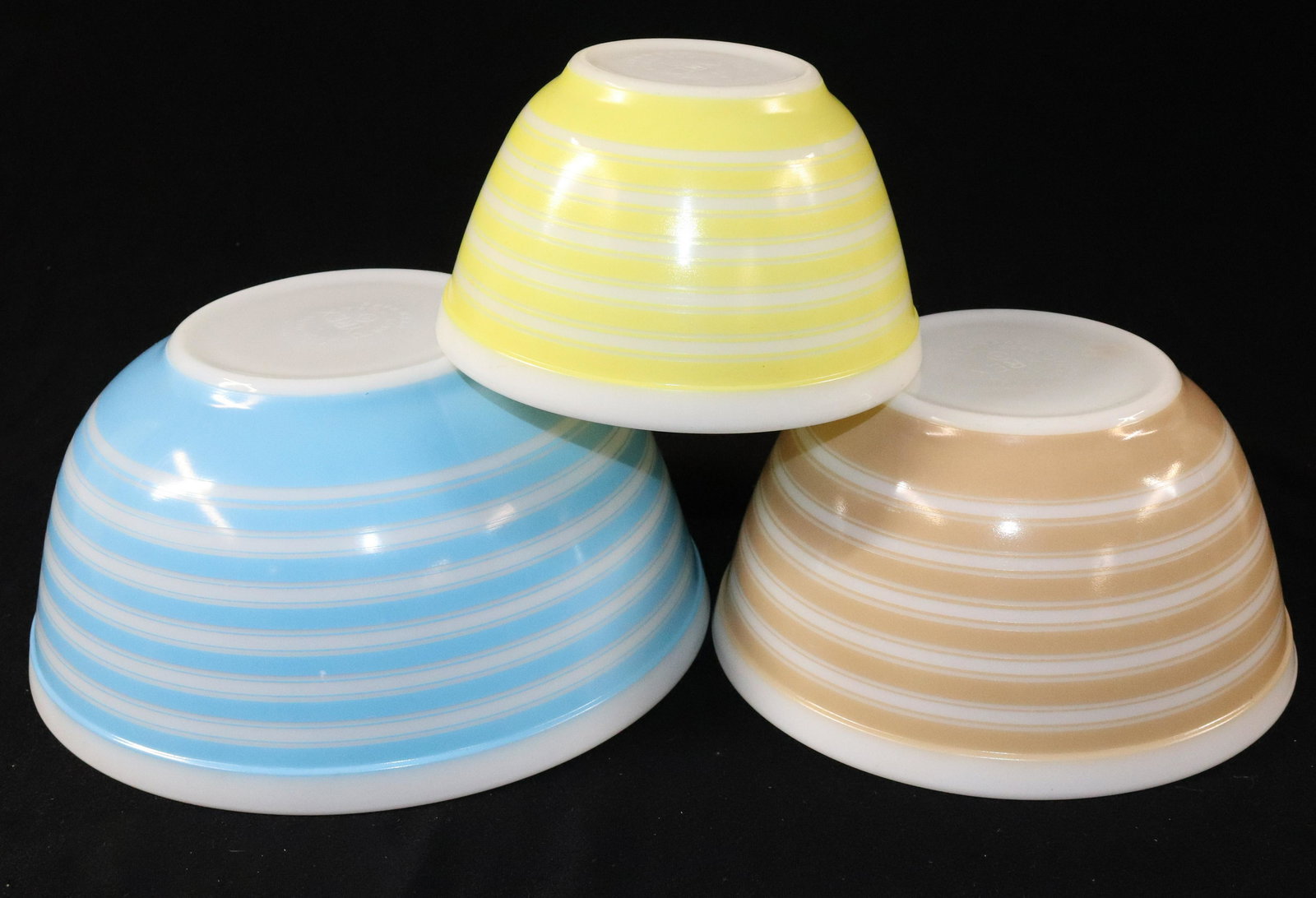 GRADUATED PYREX MIXING BOWL SET (1 of 5)