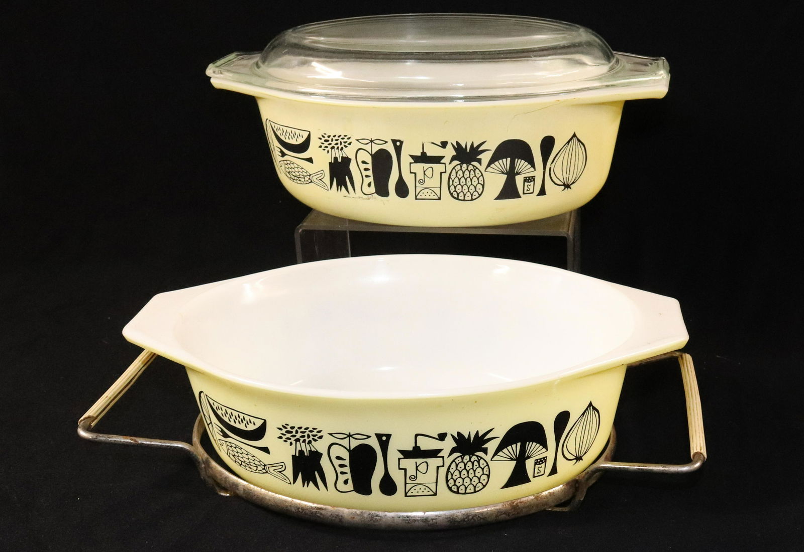 (2) PYREX CASSEROLE DISHES (1 of 6)
