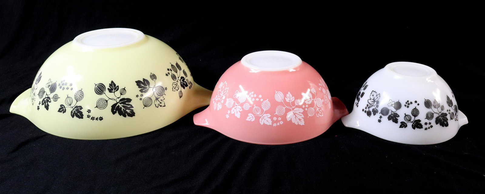 PYREX GRADUATED NEST OF BOWLS: (3) CYNDERELLA STYLE IN GOOSE BERRY PATTERN DIMENSIONS: LARGEST 4 1/4" X 13" Pick-up will be Monday April 25th Through Friday April 29th. Auto-pay will run 72 Hours after the Auction, If you need ship