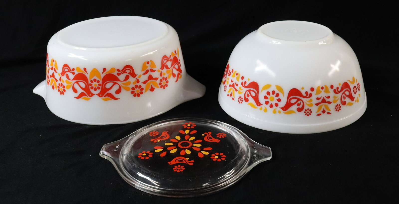 PYREX CASSEROLE AND BOWL LOT (1 of 4)