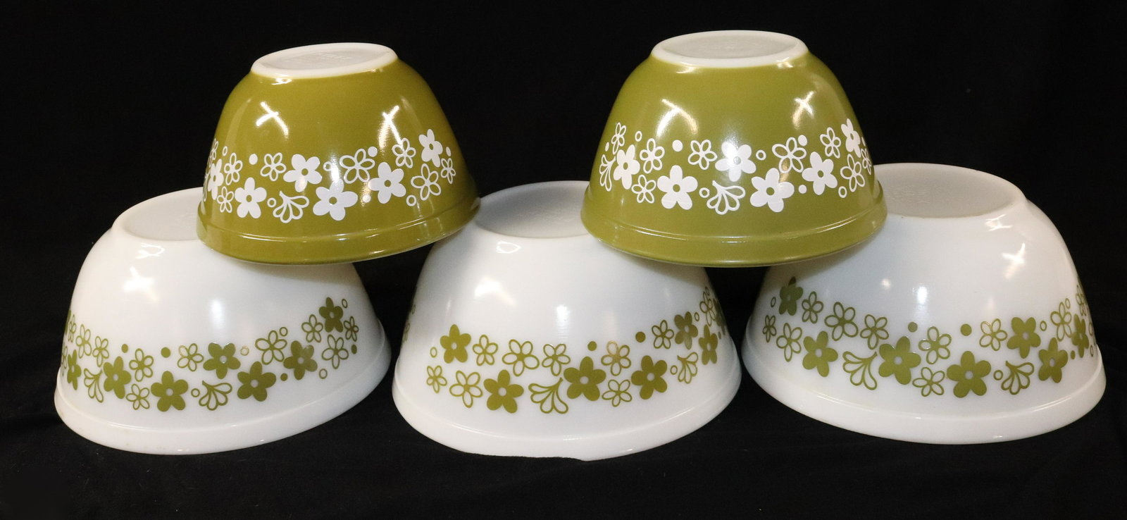 GROUP LOT OF PYREX MIXING BOWLS (1 of 4)