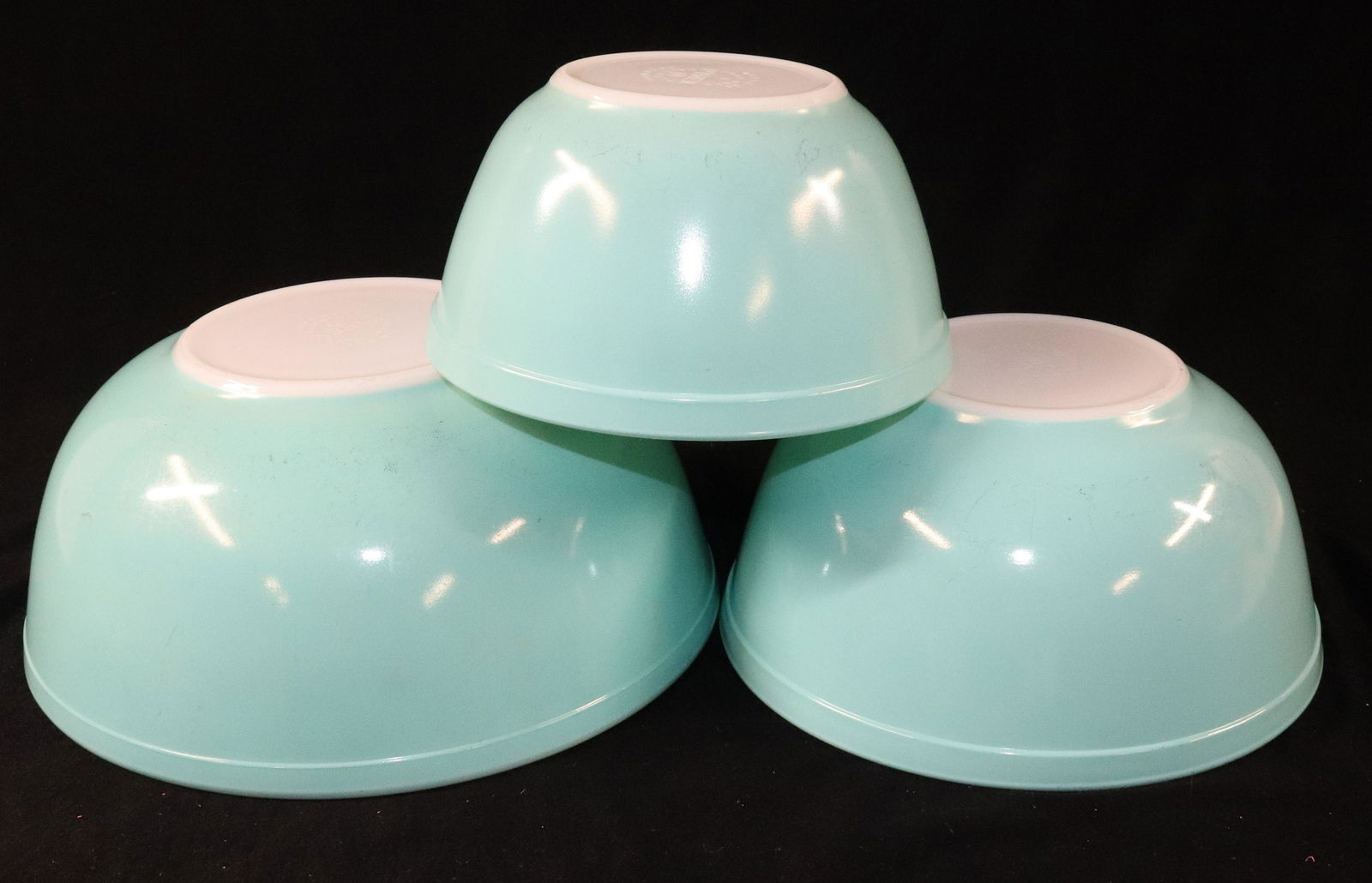 PYREX GRADUATED NEST OF BOWLS: (3) BOWLS IN TURQUOISE DIMENSIONS: LARGEST 4 1/4" X 10 1/4" Pick-up will be Monday April 25th Through Friday April 29th. Auto-pay will run 72 Hours after the Auction, If you need shipping please send