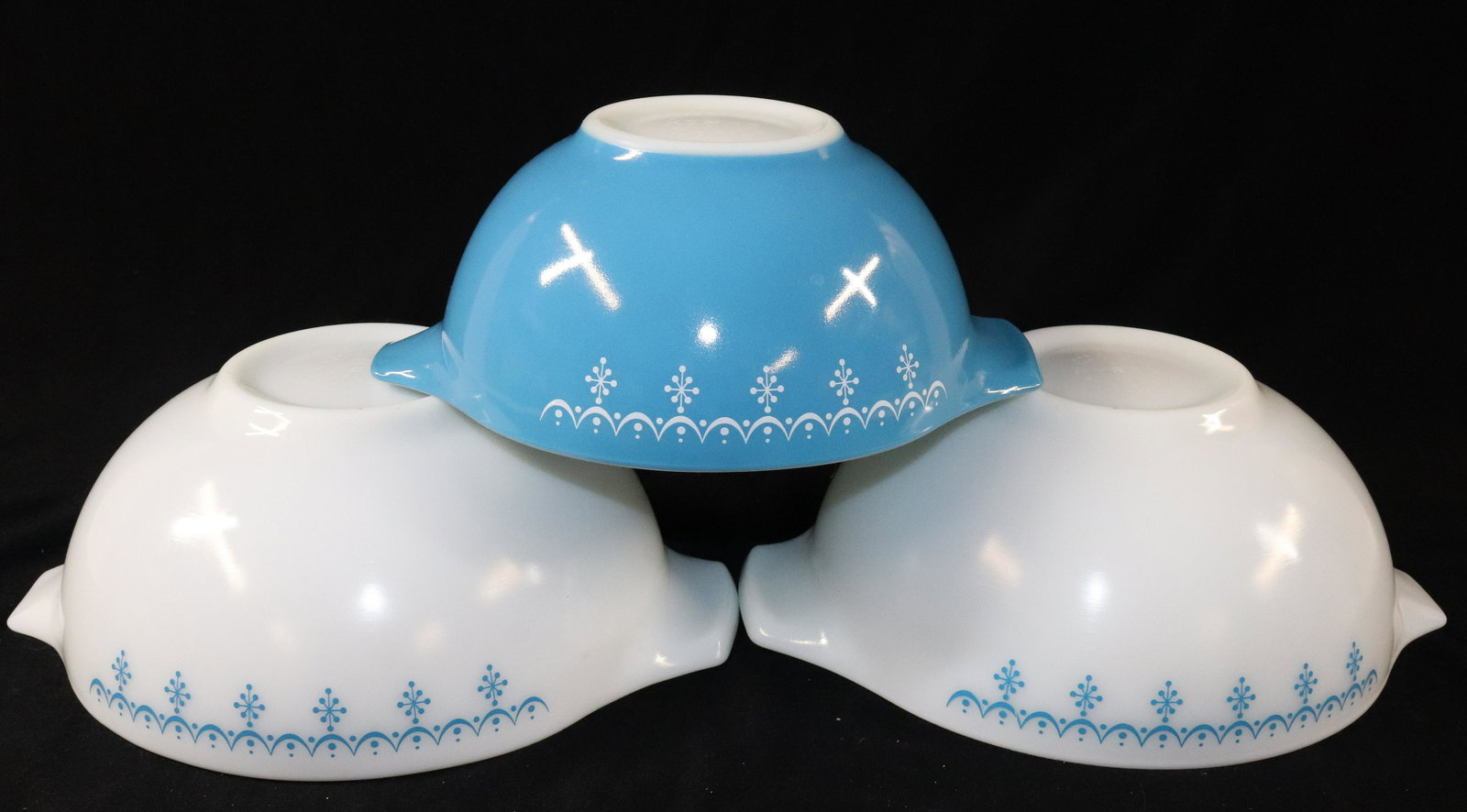 (3) PYREX MIXING BOWLS (1 of 4)