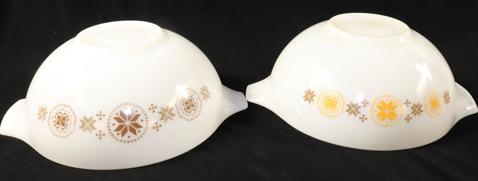 (2) PYREX MIXING BOWLS (1 of 5)