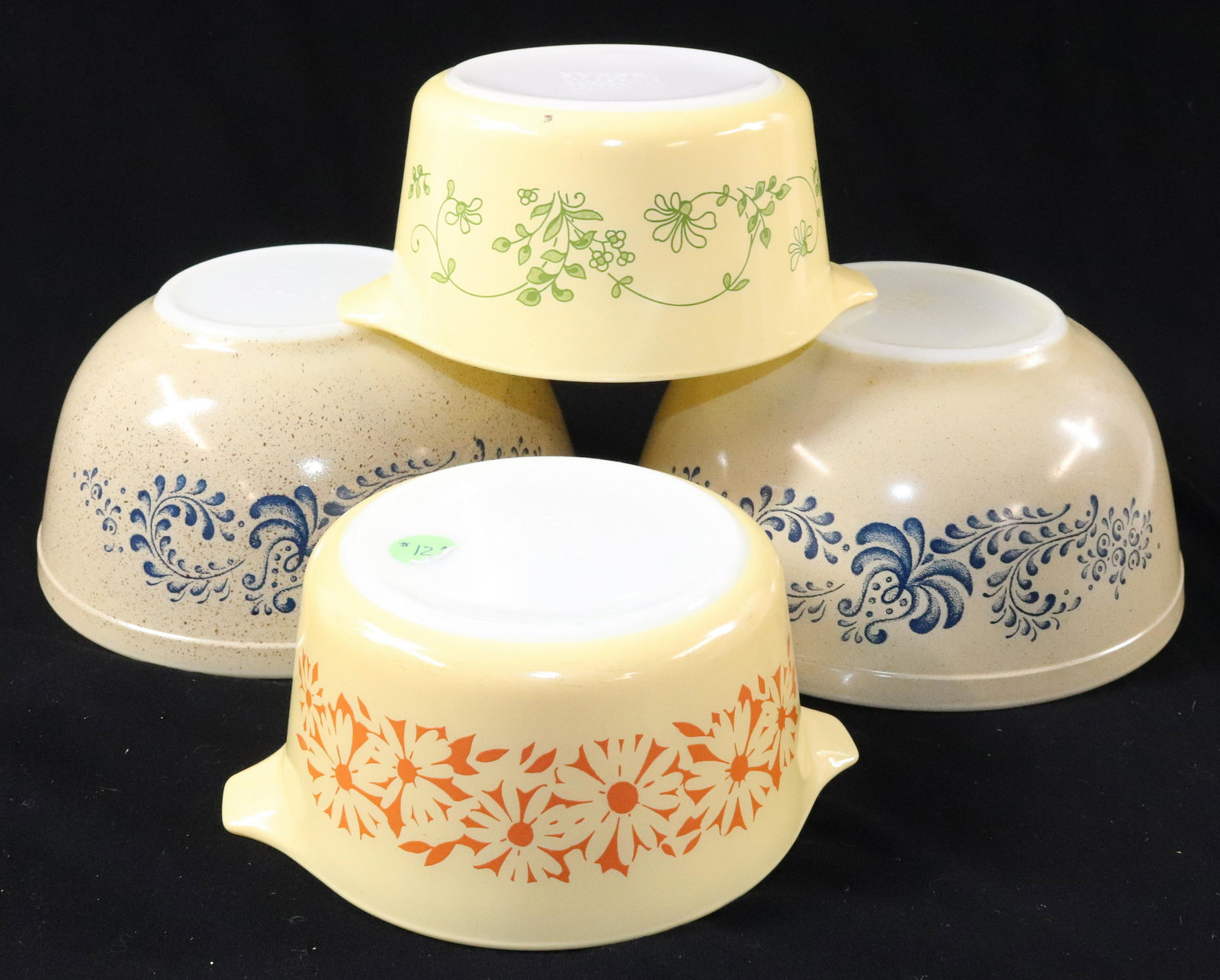 GROUP LOT OF PYREX BOWLS AND DISHES: (4) TOTAL PIECES INCLUDING - (2) BOWLS IN HOMESTEAD PATTERN AND (2) CASSEROLES IN DAISY SILHOUETTE AND SHENANDOAH PATTERNS DIMENSIONS: BOWLS 4" X 8 3/4" Pick-up will be Monday April 25th Through Frida