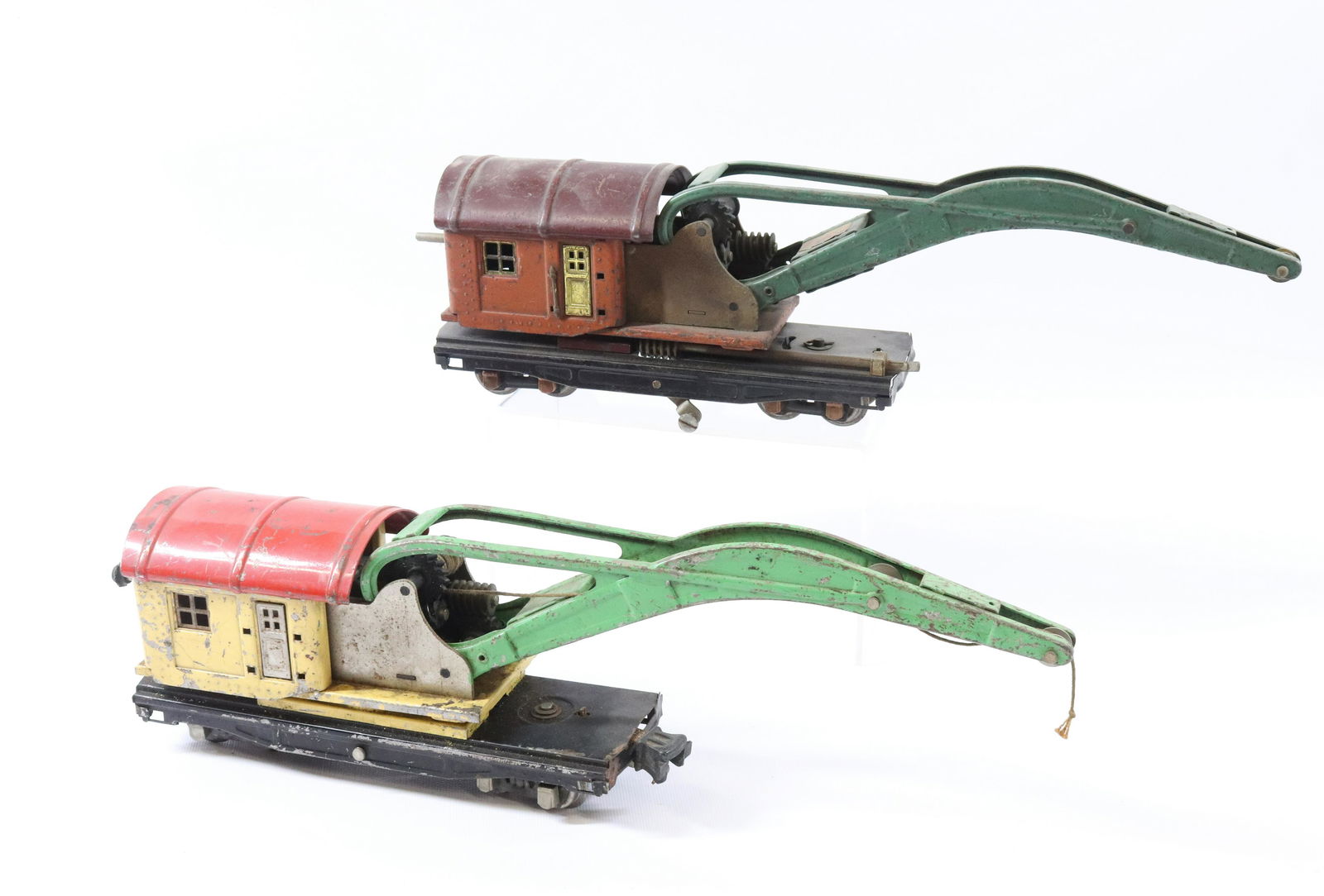 (2) LIONEL TRAIN CARS (1 of 4)