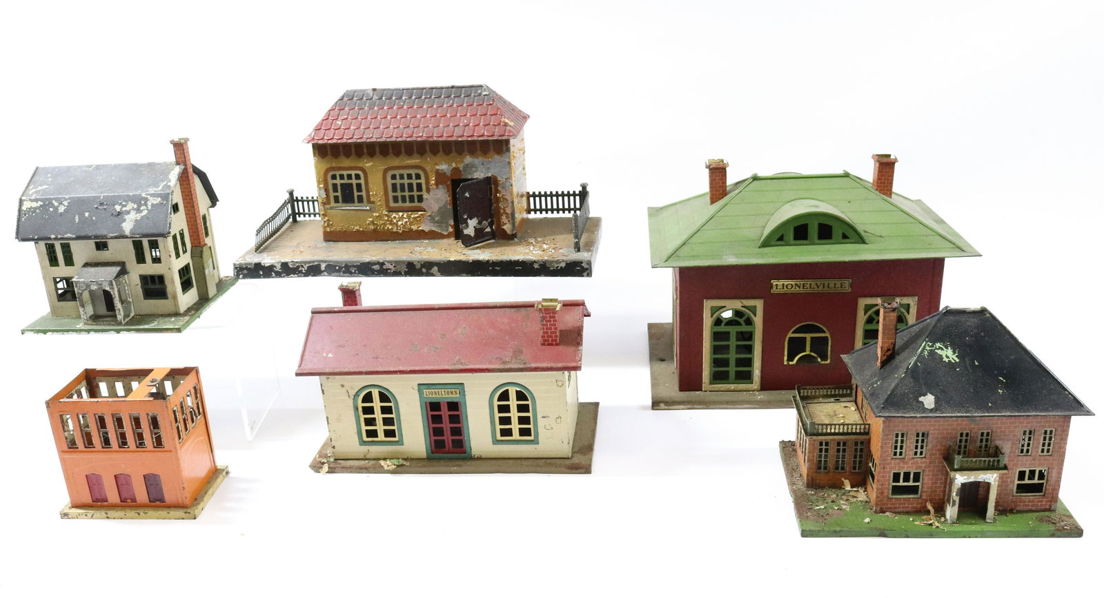 (6) LIONEL TRAIN STATIONS AND BUILDINGS (1 of 4)
