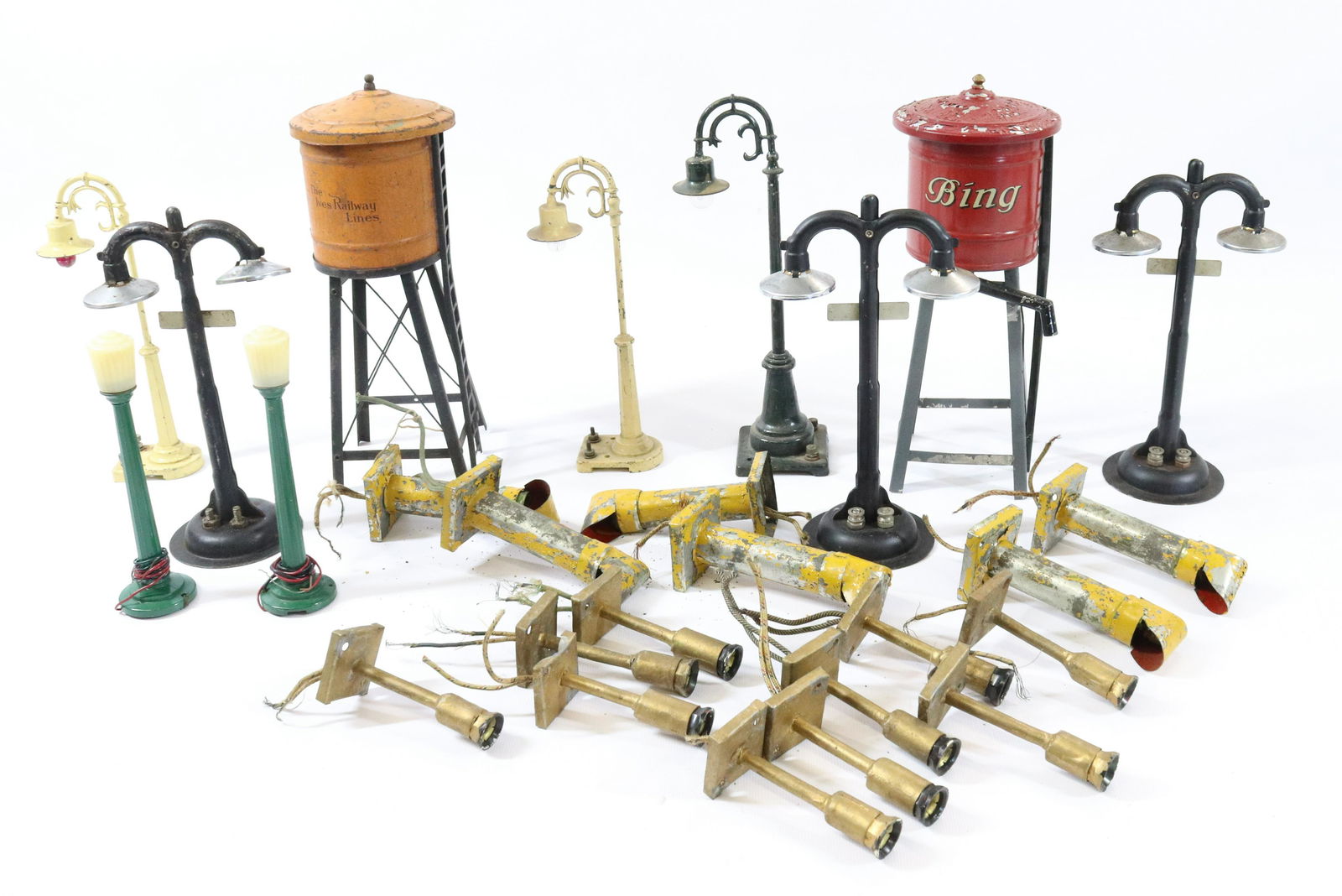 GROUP LOT OF RAILROAD TRAIN ACCESSORIES (1 of 3)