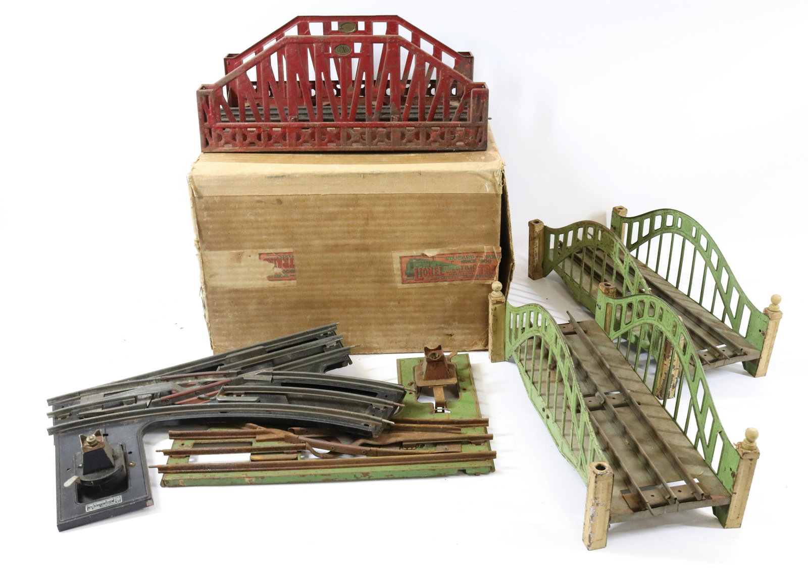 GROUP LOT OF LIONEL BRIDGES AND TRACK SWITCHES (1 of 3)