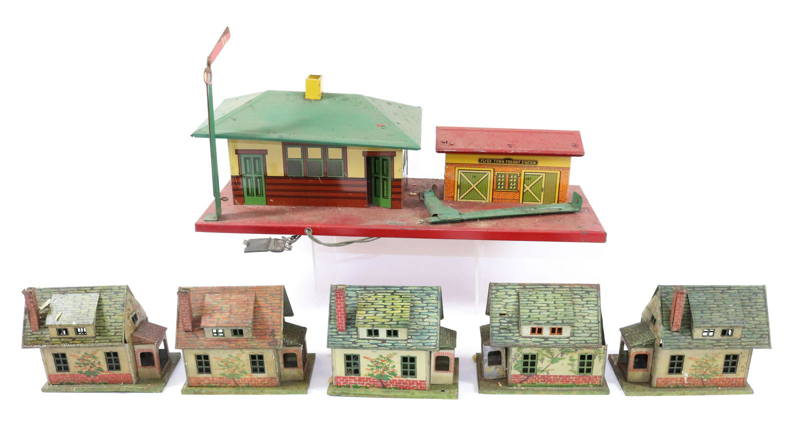 TIN LITHOGRAPH RAILROAD BUILDINGS AND ACCESSORIES (1 of 3)