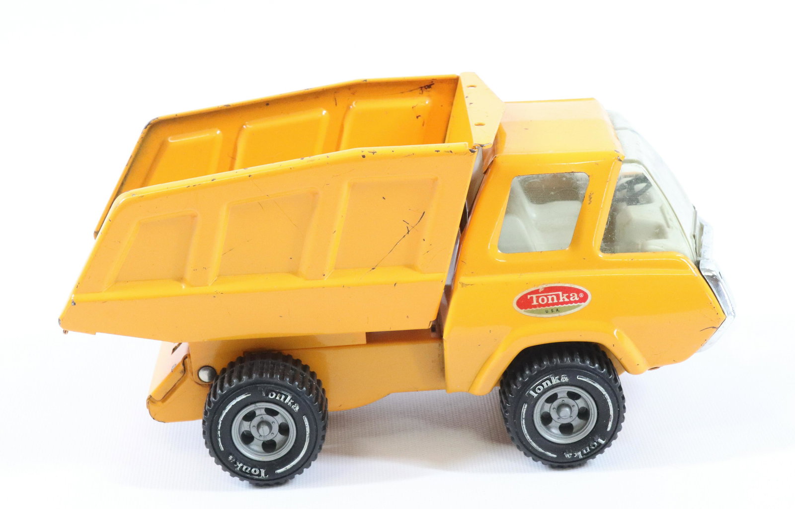 TONKA TOY DUMP TRUCK (1 of 5)