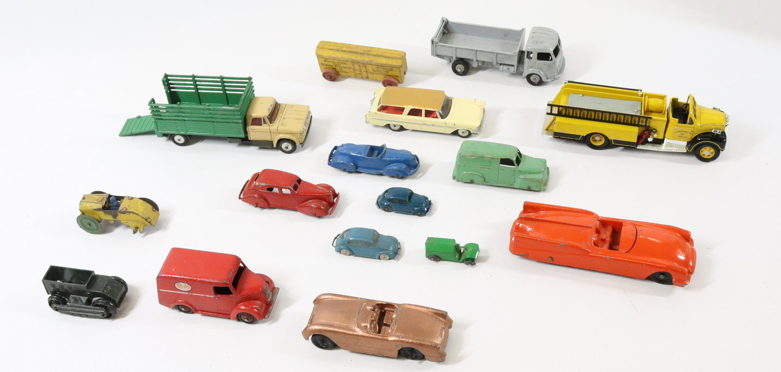 GROUP LOT OF VINTAGE TOYS CARS AND TRUCKS (1 of 8)