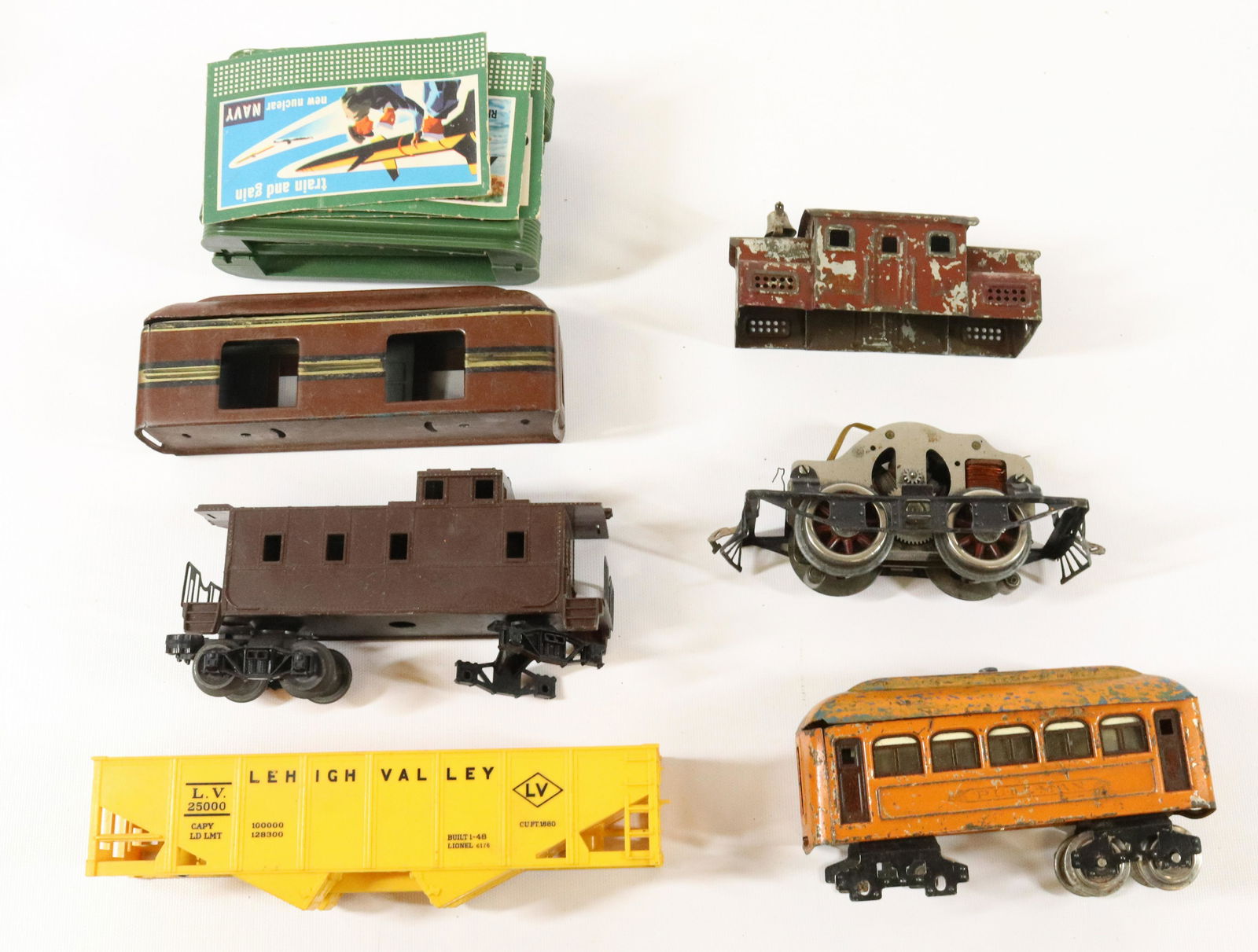 GROUP LOT OF LIONEL TRAIN CARS AND BOXES (1 of 4)