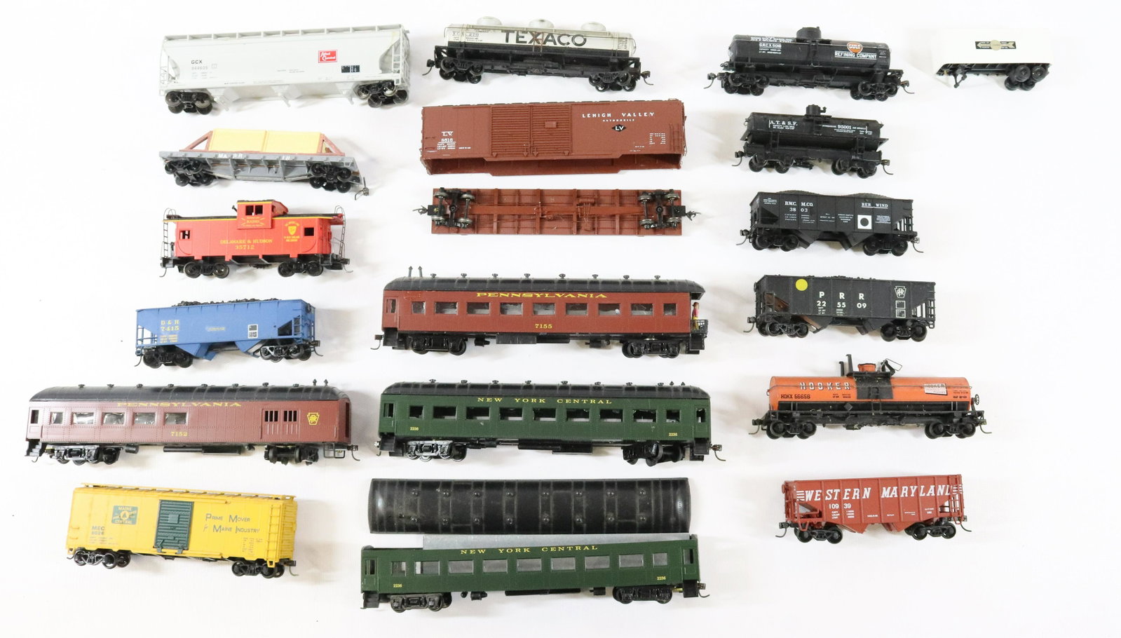 (17) "HO" SCALE TRAIN CARS: VARIOUS BOX, PASSENGER, TANKER CARS AND MORE