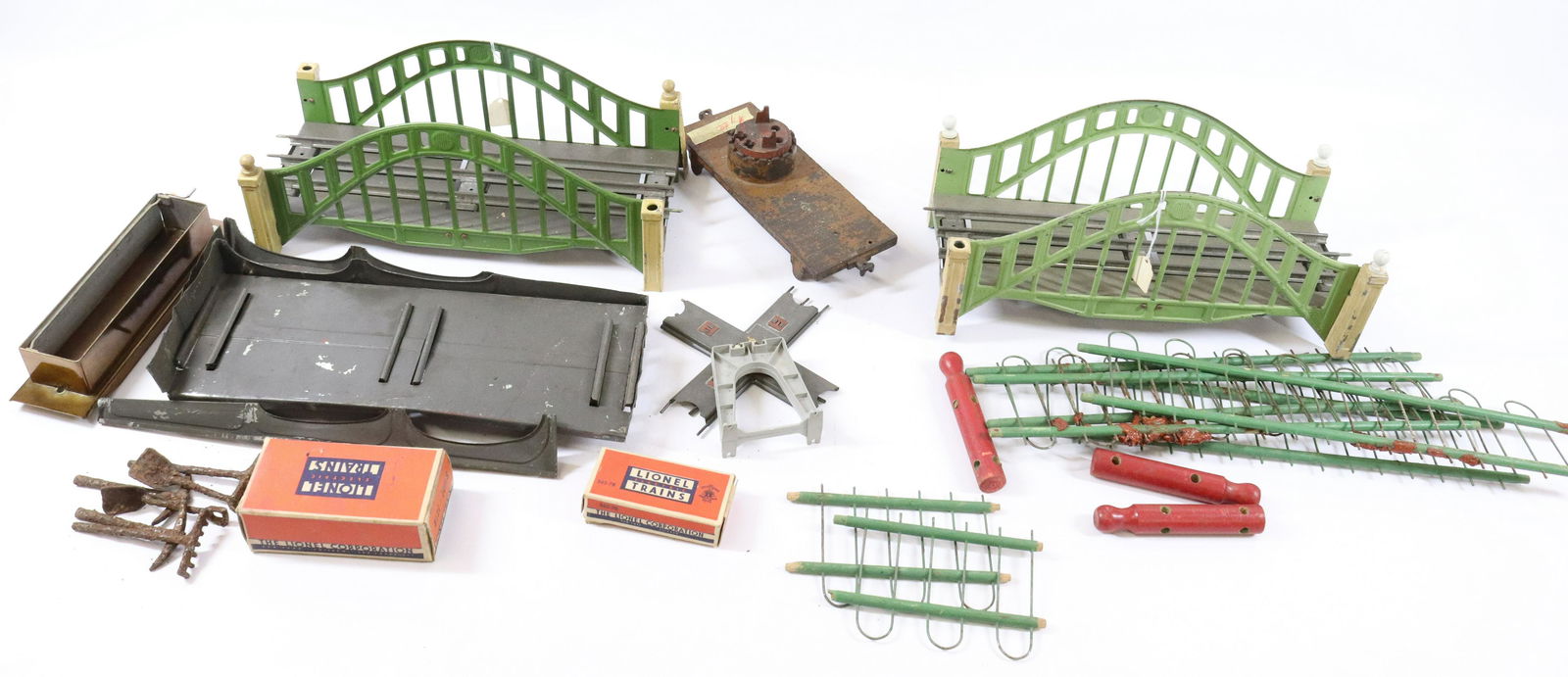 GROUP LOT OF TRAIN ACCESSORIES (1 of 4)