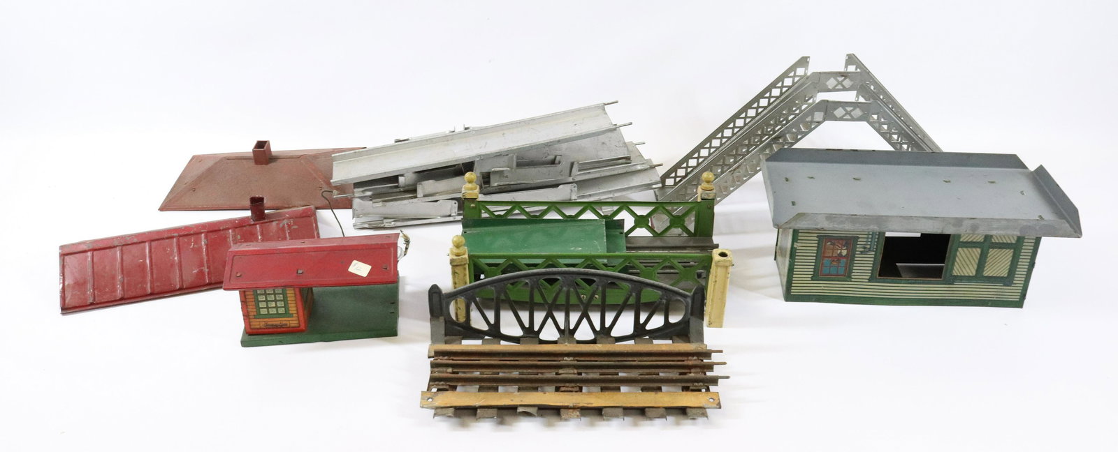 GROUP LOT TRAIN ACCESSORIES (1 of 2)