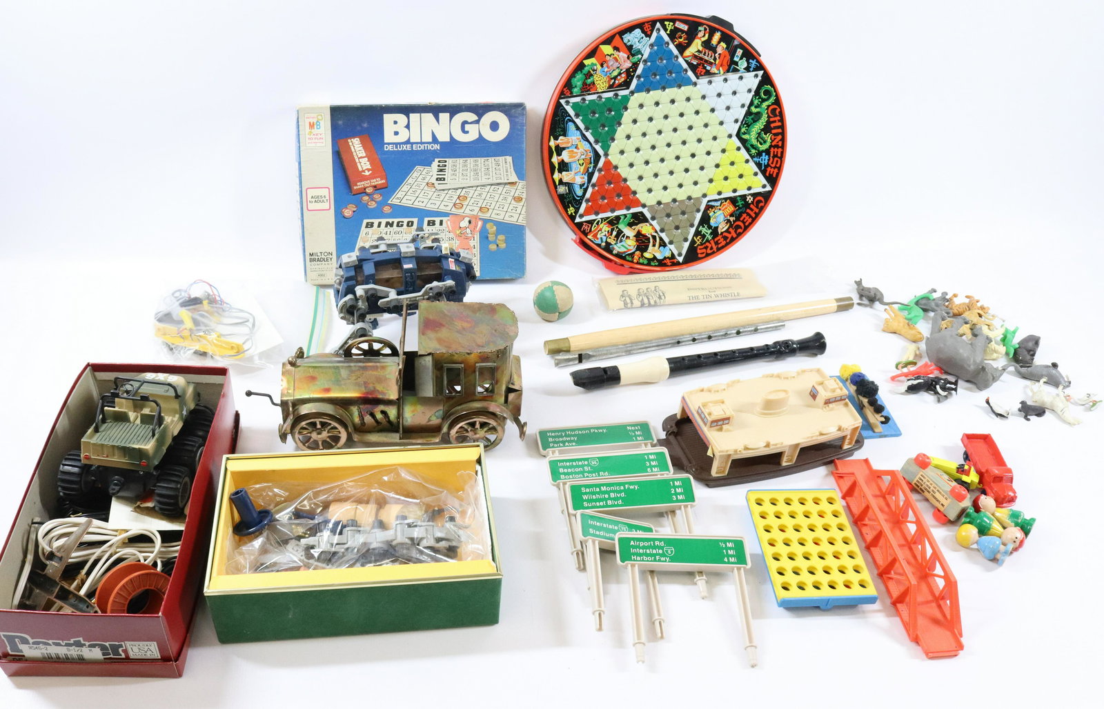 LARGE LOT OF VINTAGE TOYS (1 of 8)