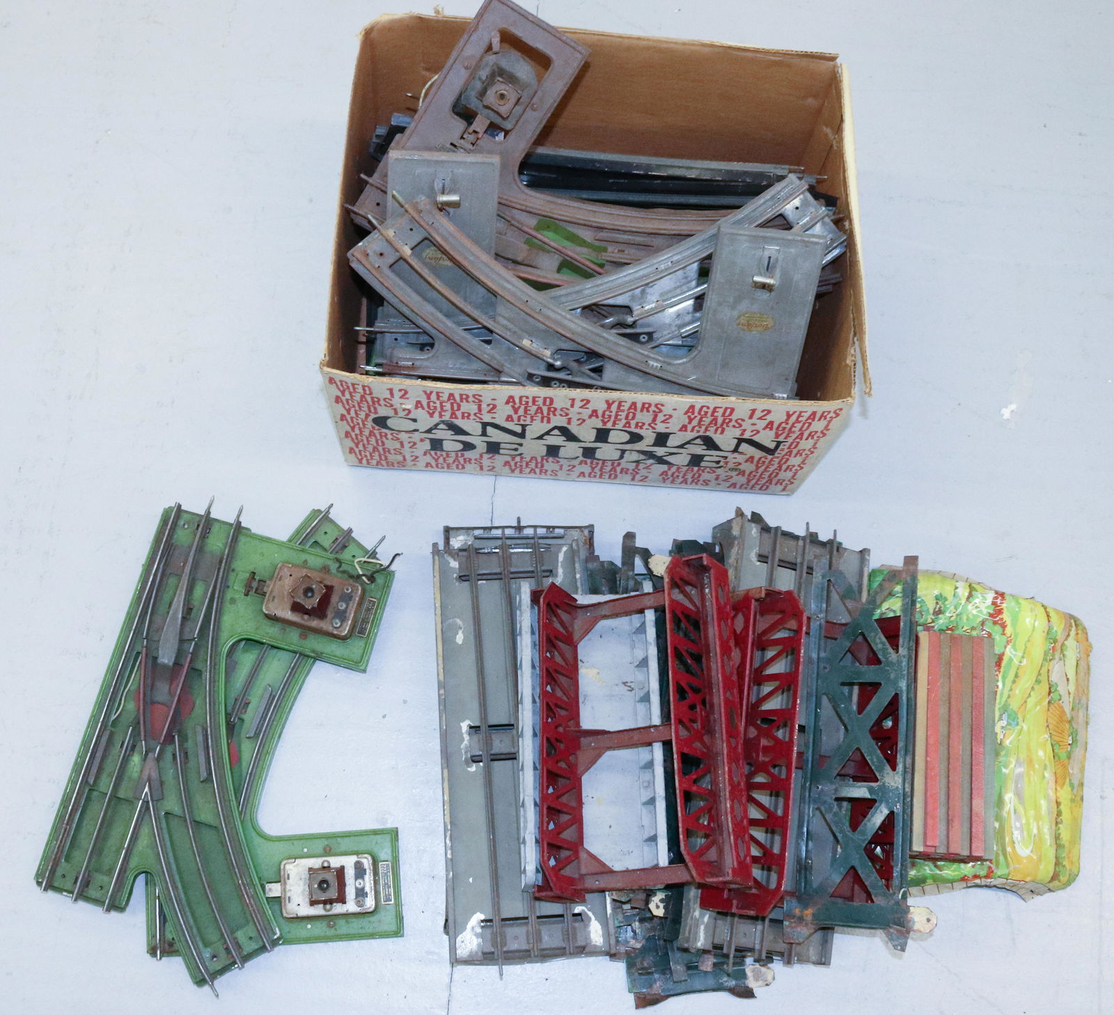 GROUP LOT OF TOY TRAIN ACCESSORIES (1 of 4)