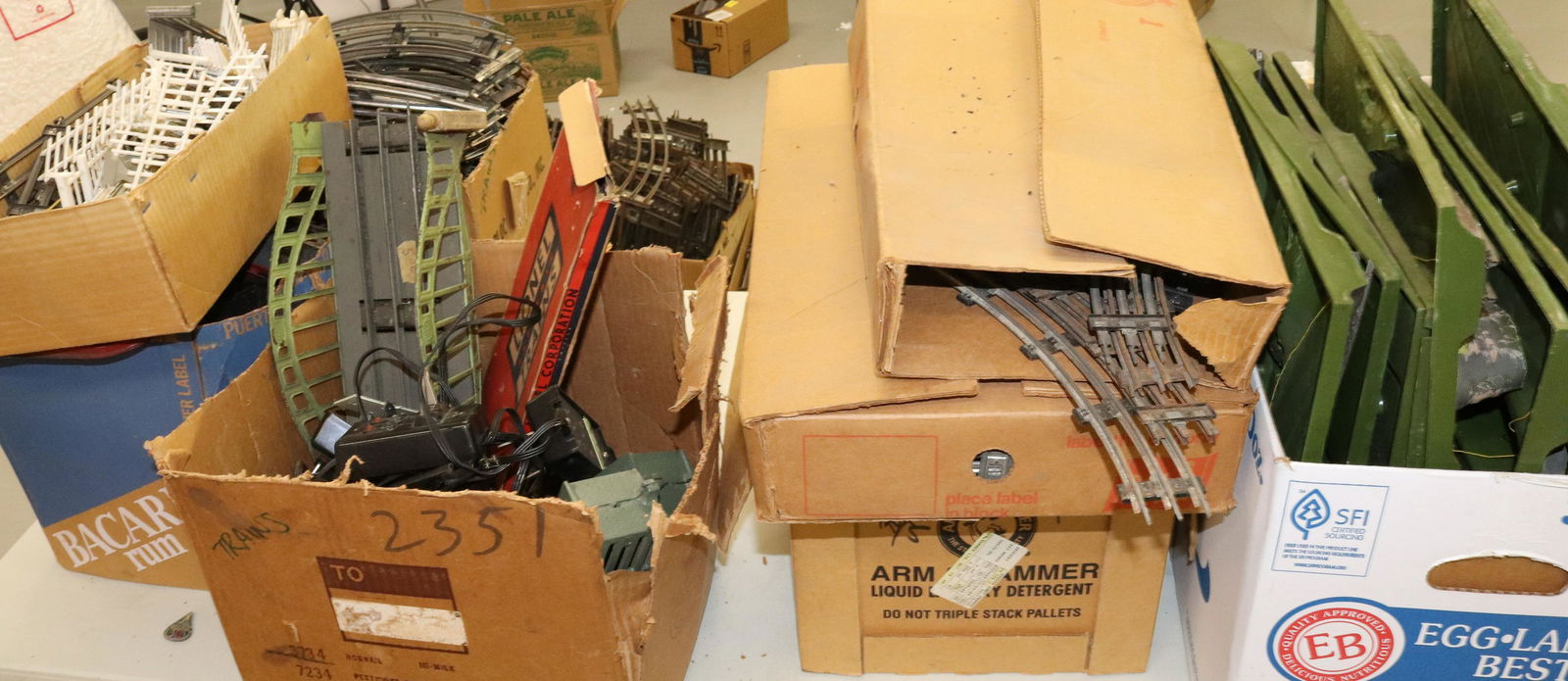 LARGE GROUP LOT OF TOY TRAIN ACCESSORIES (1 of 8)