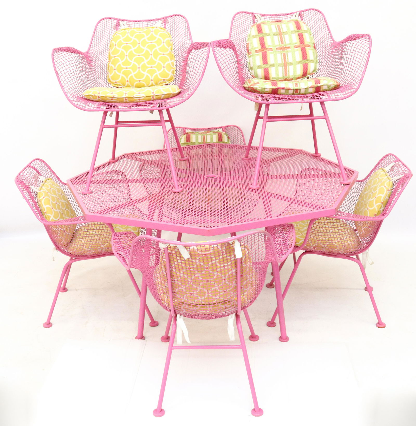 PINK WOODARD MESH SCULPTRA PATIO SET (1 of 2)