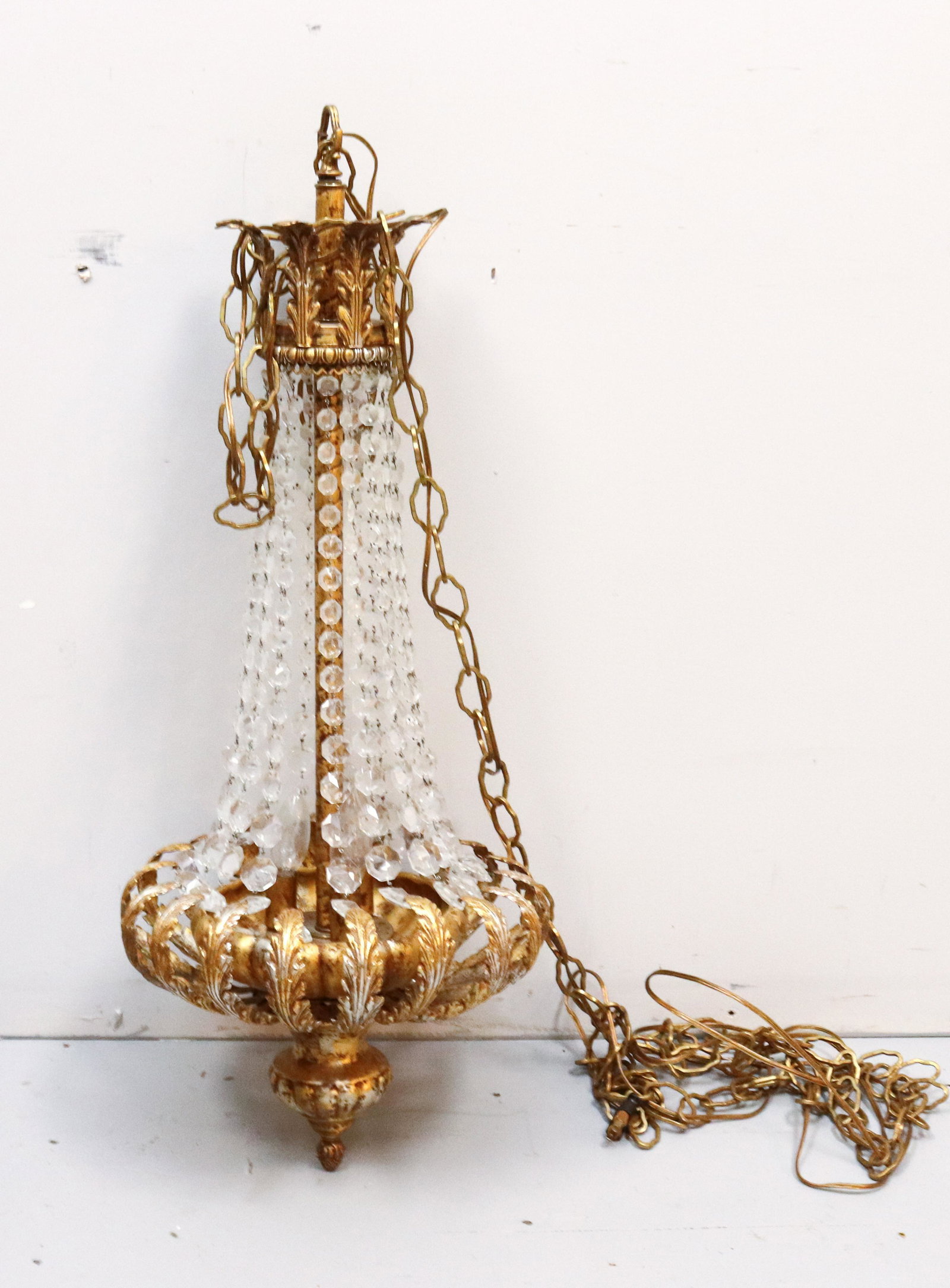 MODERN STYLE HANGING LIGHT: BRASS PAINTED METAL HANGING LIGHT WITH GLASS STRANDS SIZE: 31" H TERMS: Please Read Carefully. Pick-Up will be 1 WEEK ONLY. June 20th through June 24th. Hartzell’s Auction Gallery will Handle Al