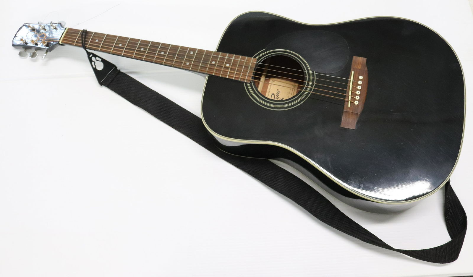 ROGUE ACOUSTIC GUITAR (1 of 4)