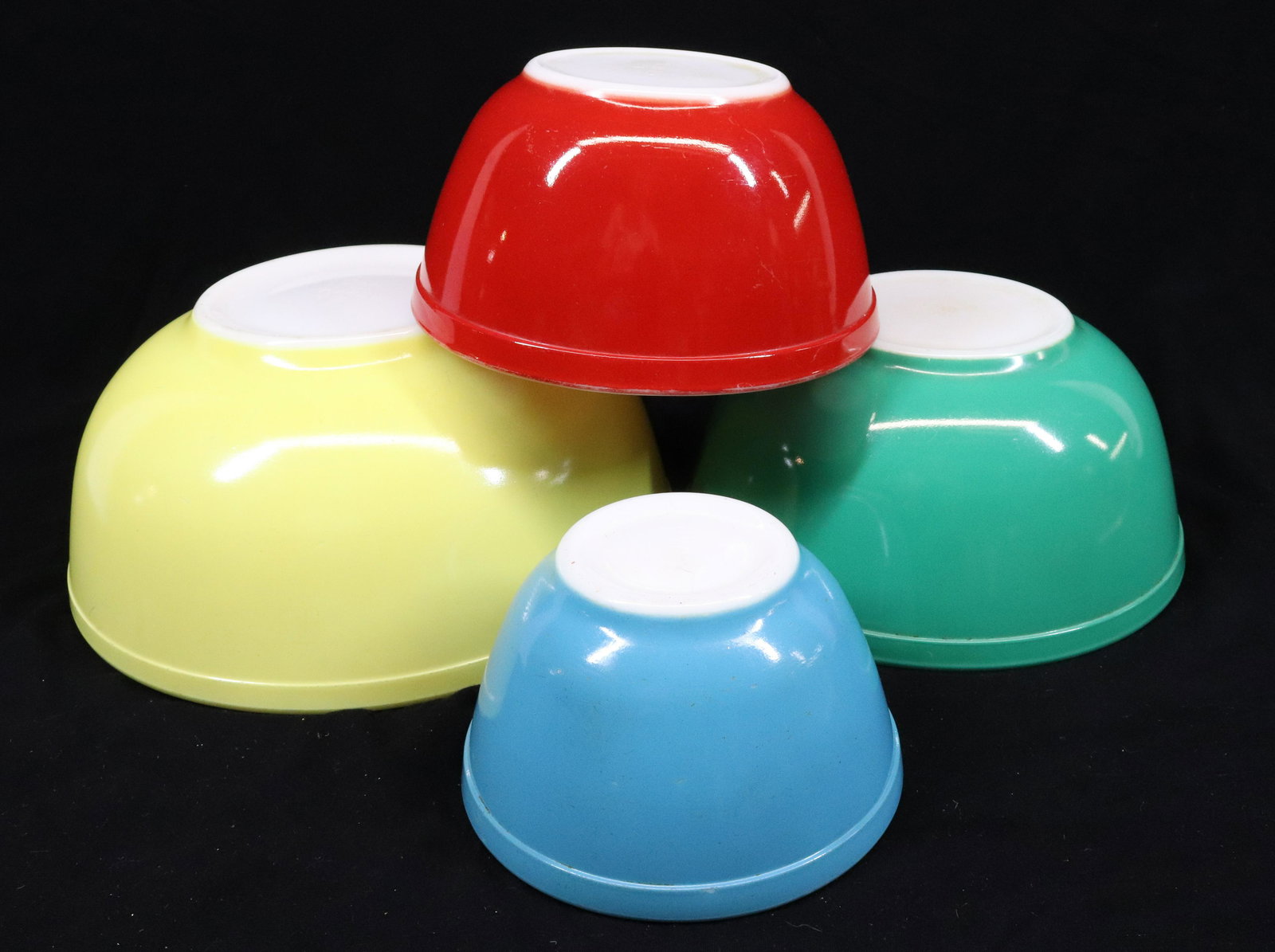 GRADUATED SET OF PYREX MIXING BOWLS: (4) PRIMARY COLOR BOWLS Dimensions: LARGEST 4 1/4" X 10 1/2" Pick-up will be Monday June 27th Through Thursday June 30th. Auto-pay will run 72 Hours after the Auction, If you need shipping please send