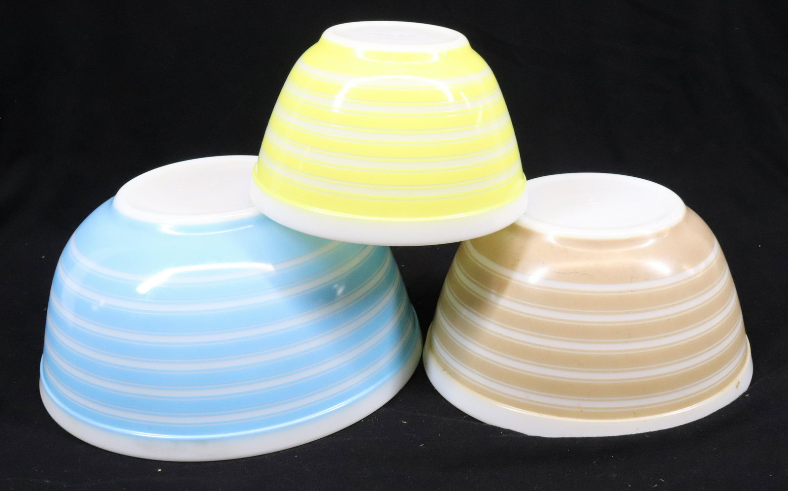 GRADUATED SET OF PYREX MIXING BOWLS: (3) STRIPE PATTERN BOWLS Dimensions: LARGEST 4" X 8 3/4" Pick-up will be Monday June 27th Through Thursday June 30th. Auto-pay will run 72 Hours after the Auction, If you need shipping please send an