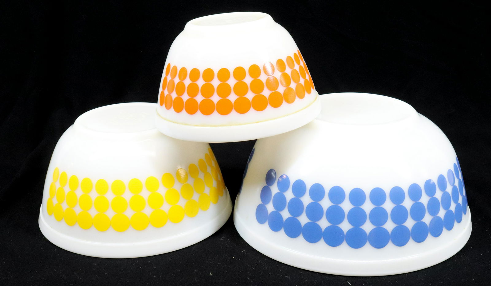 GRADUATED SET OF PYREX MIXING BOWLS (1 of 5)