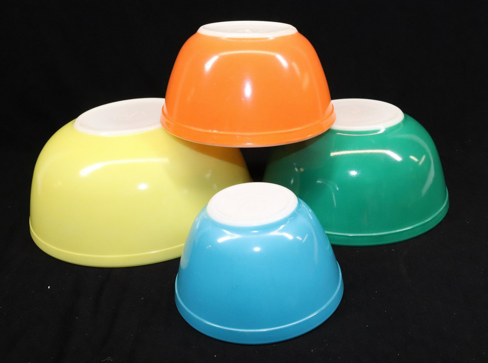 GRADUATED SET OF PYREX MIXING BOWLS: (4) PRIMARY COLOR BOWLS Dimensions: LARGEST 4 1/4" X 10 1/2" Pick-up will be Monday June 27th Through Thursday June 30th. Auto-pay will run 72 Hours after the Auction, If you need shipping please send