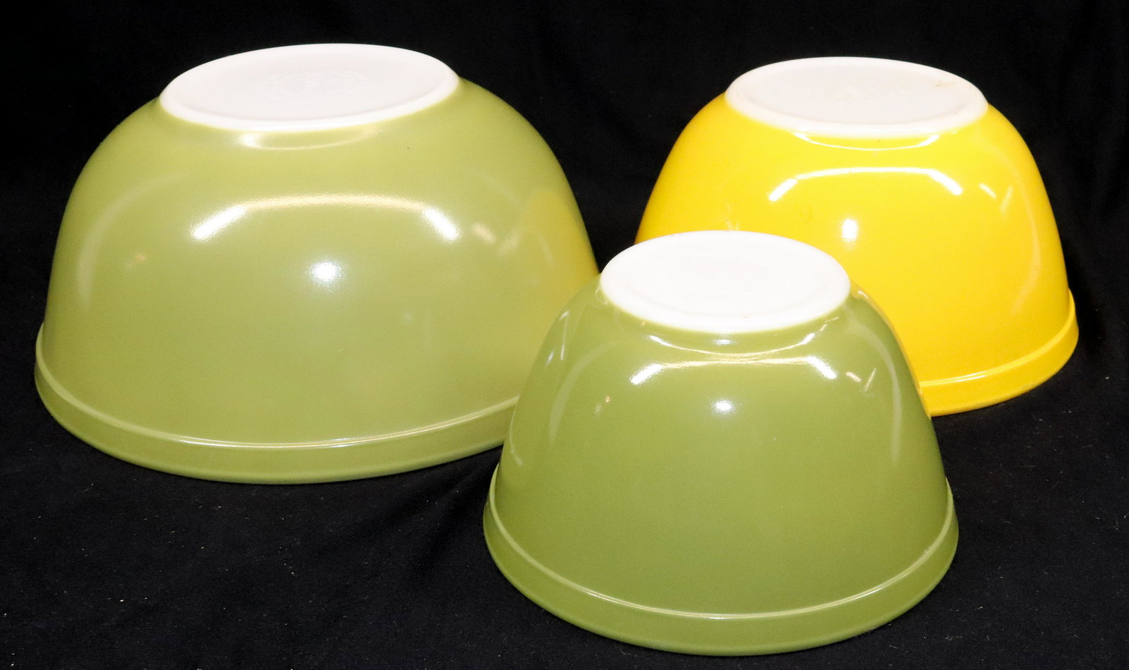 GRADUATED SET OF PYREX MIXING BOWLS: (3) IN GREEN AND YELLOW Dimensions: LARGEST 4" X 8 3/4" Pick-up will be Monday June 27th Through Thursday June 30th. Auto-pay will run 72 Hours after the Auction, If you need shipping please send an e