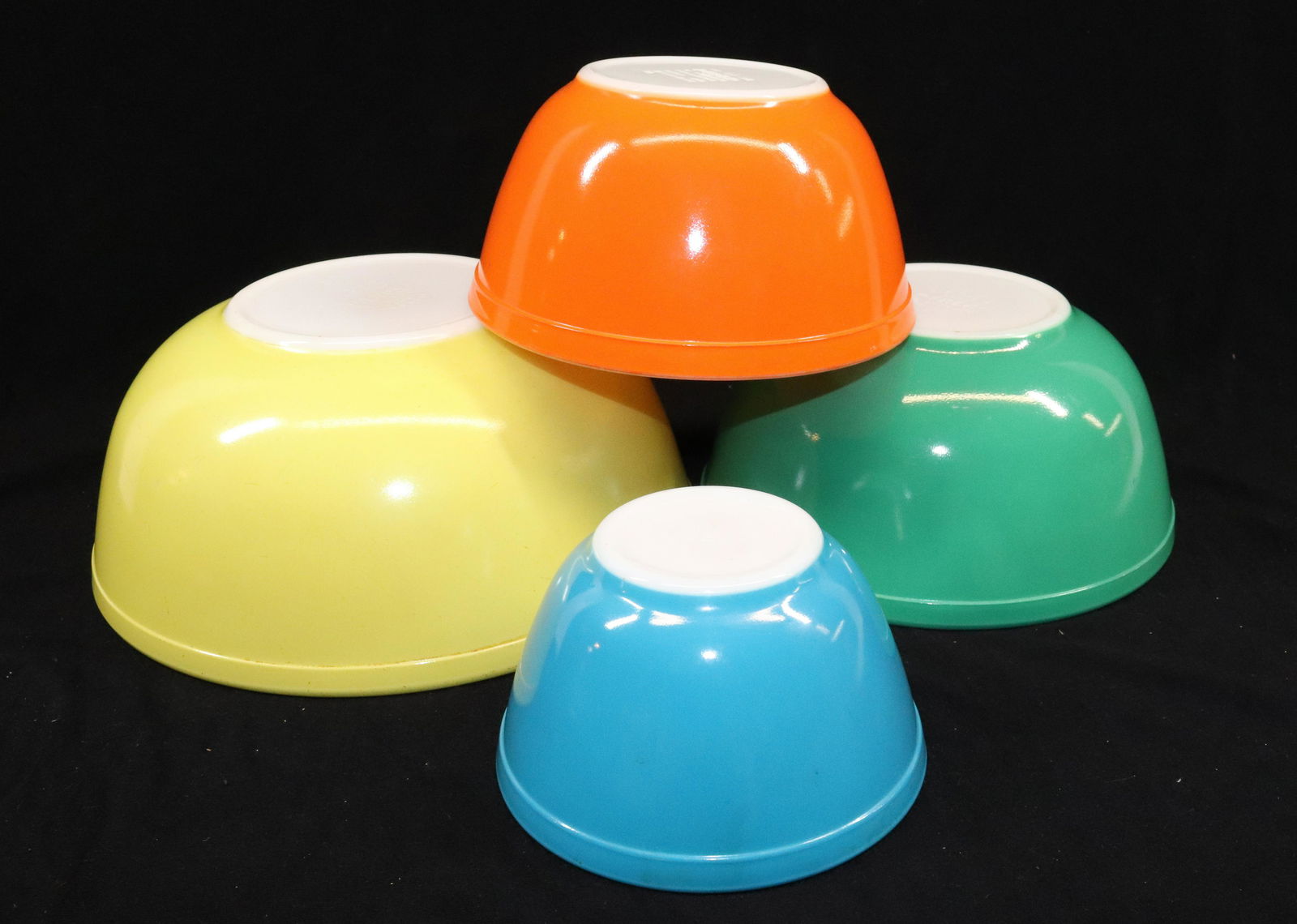 GRADUATED SET OF PYREX MIXING BOWLS: (4) PRIMARY COLOR BOWLS Dimensions: LARGEST 4 1/4" X 10 1/2" Pick-up will be Monday June 27th Through Thursday June 30th. Auto-pay will run 72 Hours after the Auction, If you need shipping please send