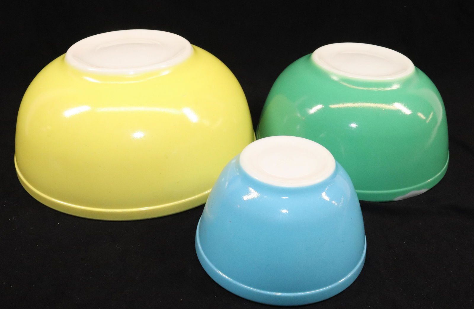 (3) PYREX MIXING BOWLS (1 of 6)