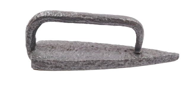 FRENCH BLACKSMITH MADE SEAM IRON: PRIMITIVE IRON WITH HANDLE ATTACHED AT REAR 8" L