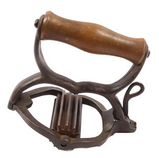 N.R. STREETER REVOLVING FLUTER: DETACHABLE ROLLER. WOODEN HAND GRIP 6 1/4" L