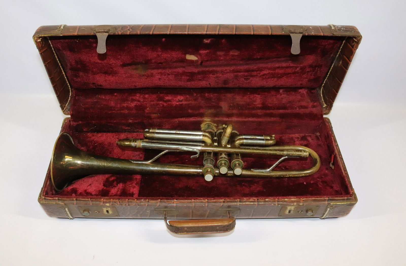 VINTAGE ORPHEUM SUPER TRUMPET WITH CASE: MRKD. ON BELL. NO MOUTHPIECE Size: 19 1/2" L WITH 4 1/2" BELL Terms: PLEASE READ THIS CAREFULLY AND FULLY BEFORE BIDDING - THIS IS AN ON-SITE AND LIVE IN PERSON AUCTION. PREVIEW WILL BE SUNDAY JULY 10