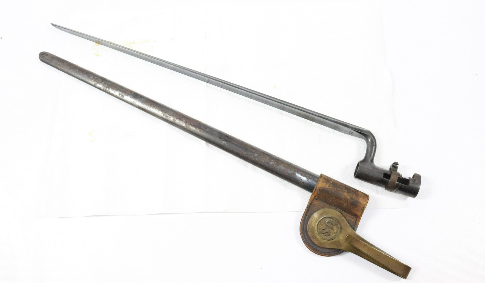 CIVIL WAR ERA BAYONET AND SCABBARD: REMINGTON BAYONET WITH FROG SCABBARD. MRKD. US. SCABBARD MRKD. US ON BRASS CLIP Size: BAYONET TOTAL LENGTH 21" Terms: PLEASE READ THIS CAREFULLY AND FULLY BEFORE BIDDING - THIS IS AN ON-SITE AND LIVE 