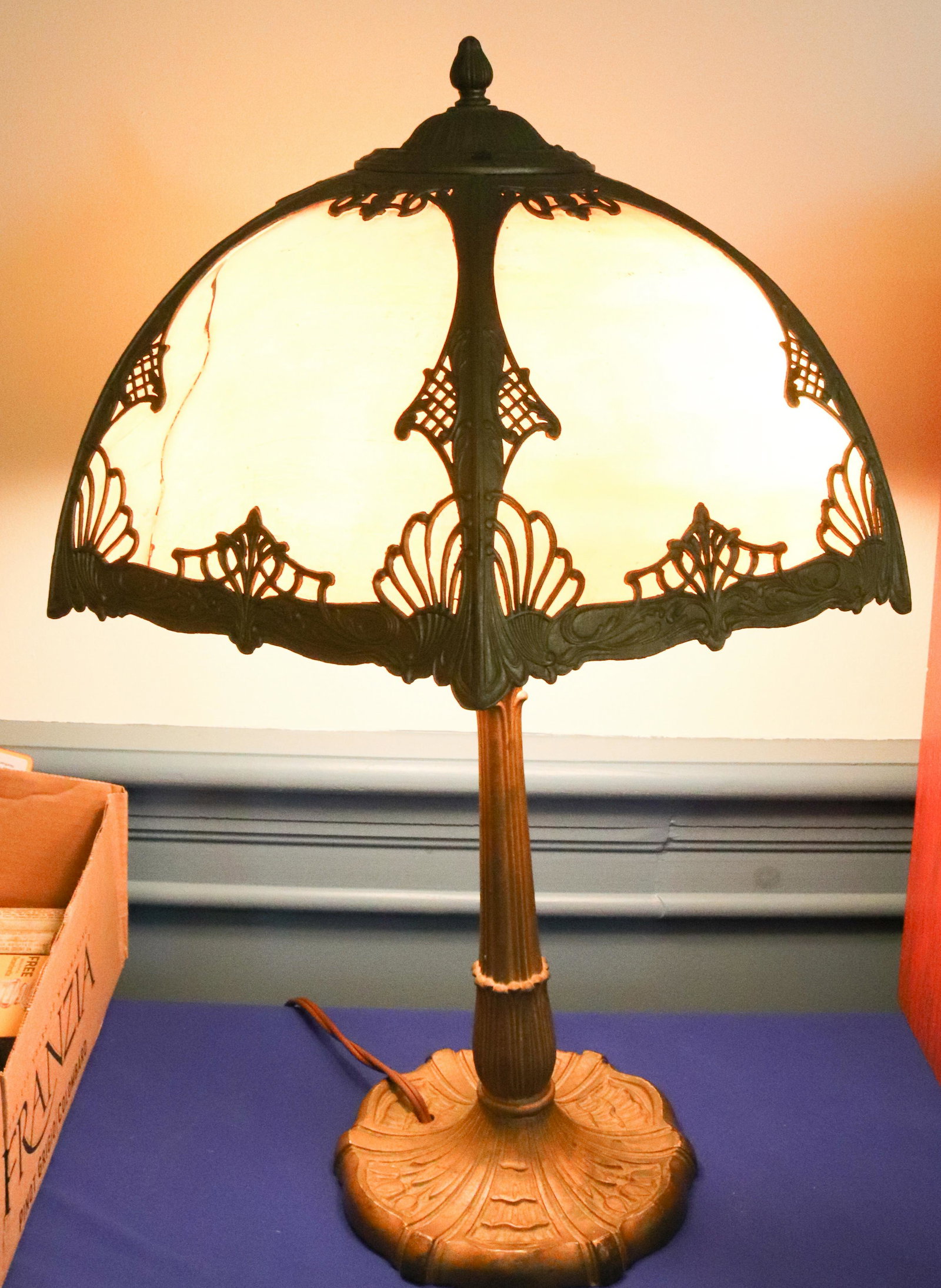 VINTAGE SLAG GLASS TABLE LAMP (1 of 3)