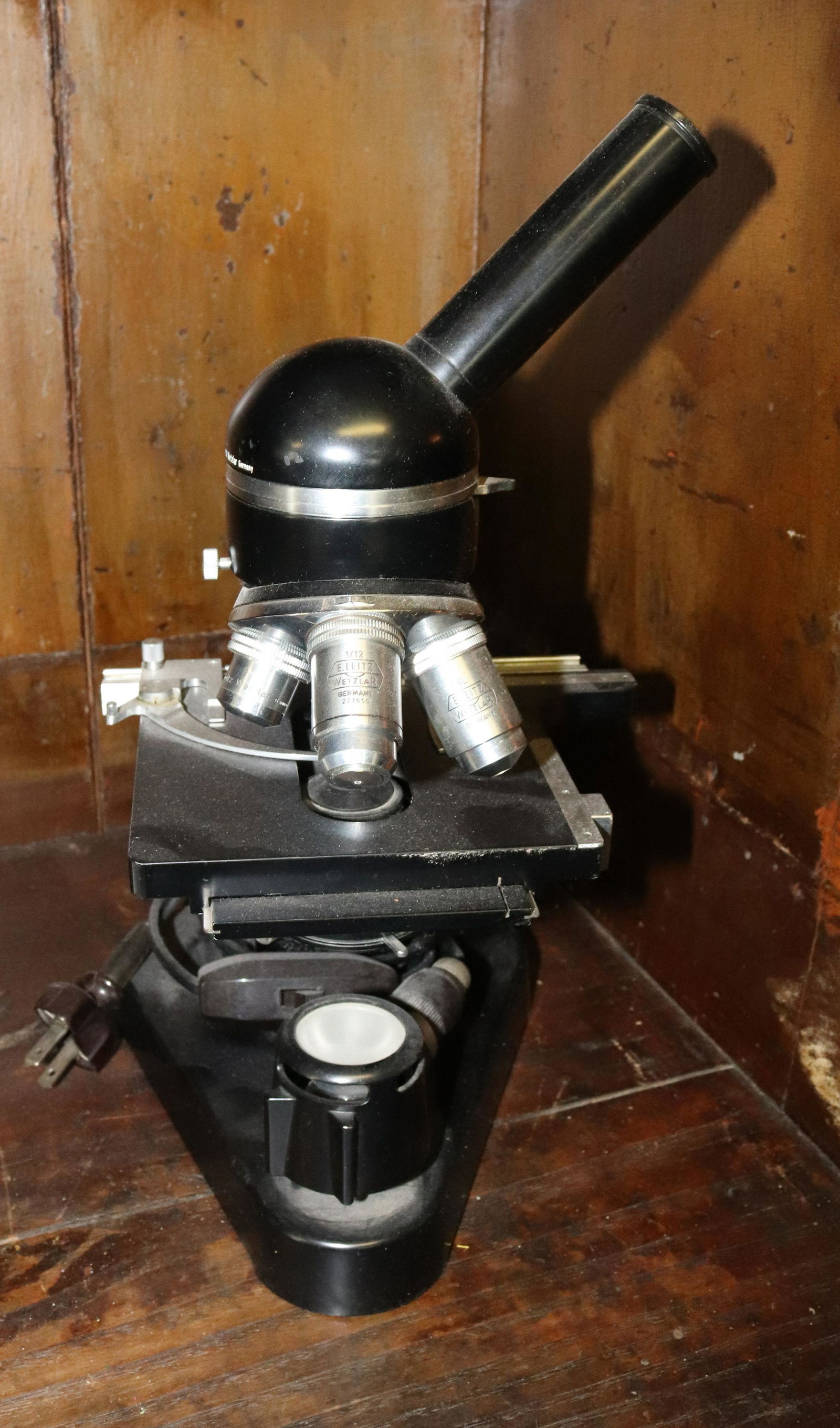 VINTAGE ERNST LEITZ WETZLAR MICROSCOPE (1 of 4)