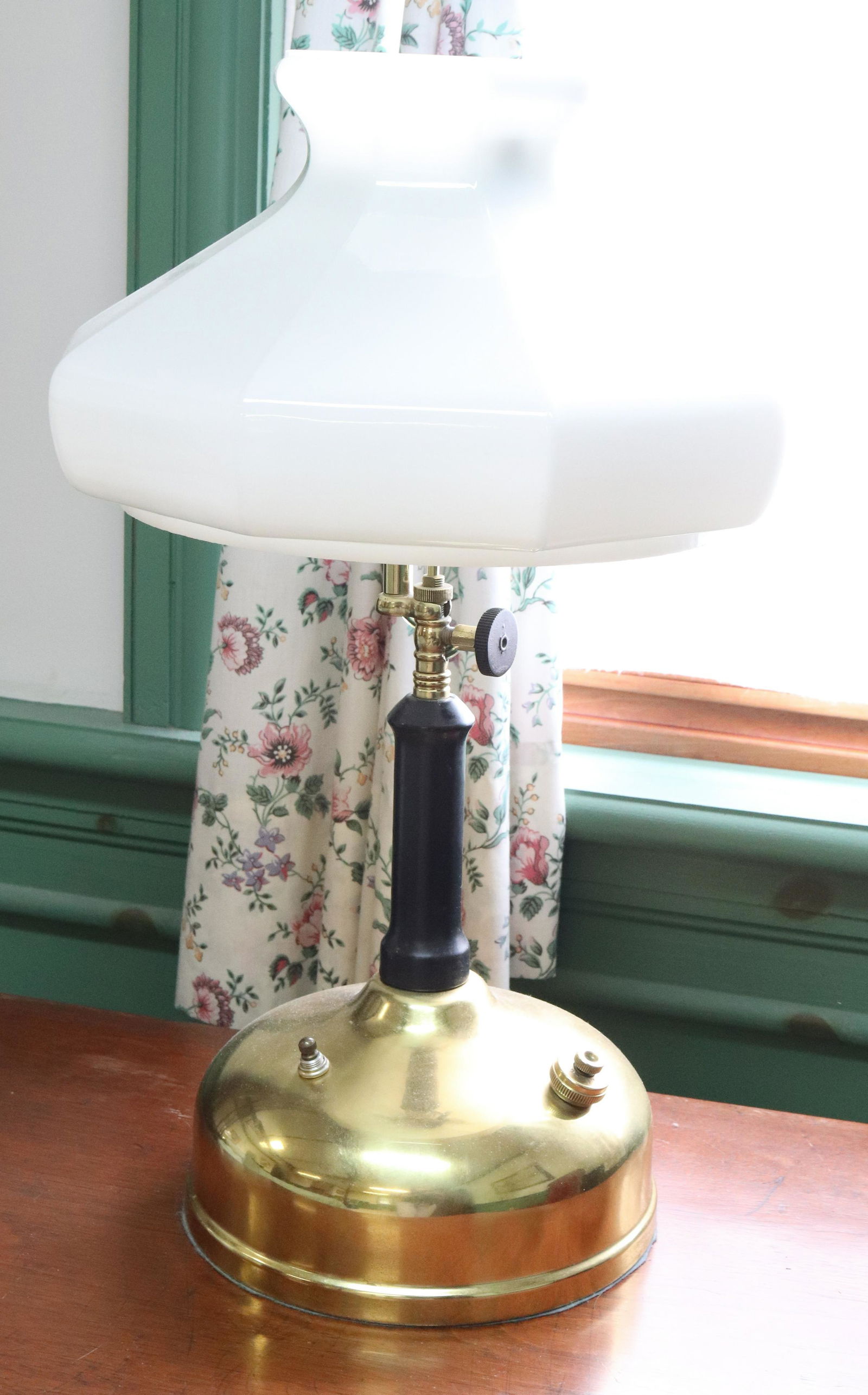 PR OF AKRON LAMPS: COLONIAL REVIVAL, BRASS LAMPS WITH WHITE SHADES Size: 12" x 19" x 8" Terms: PLEASE READ THIS CAREFULLY AND FULLY BEFORE BIDDING - THIS IS AN ON-SITE AND LIVE IN PERSON AUCTION. PREVIEW WILL BE SUNDAY
