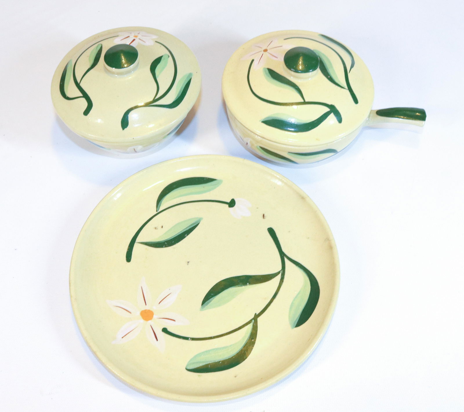 (3) WATT WARE DAISY PATTERN PIECES (1 of 4)