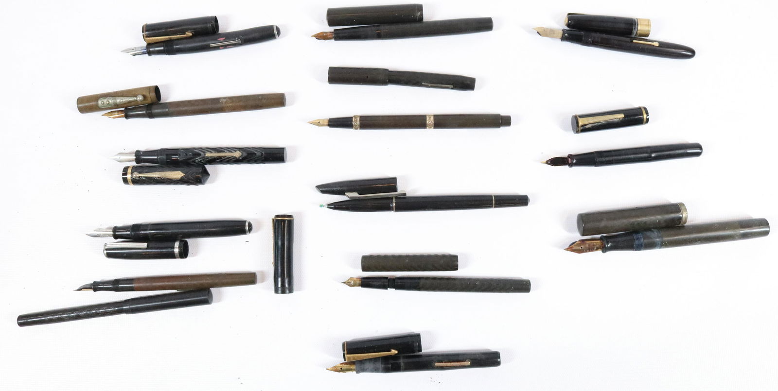 LOT OF FOUNTAIN PENS (1 of 4)