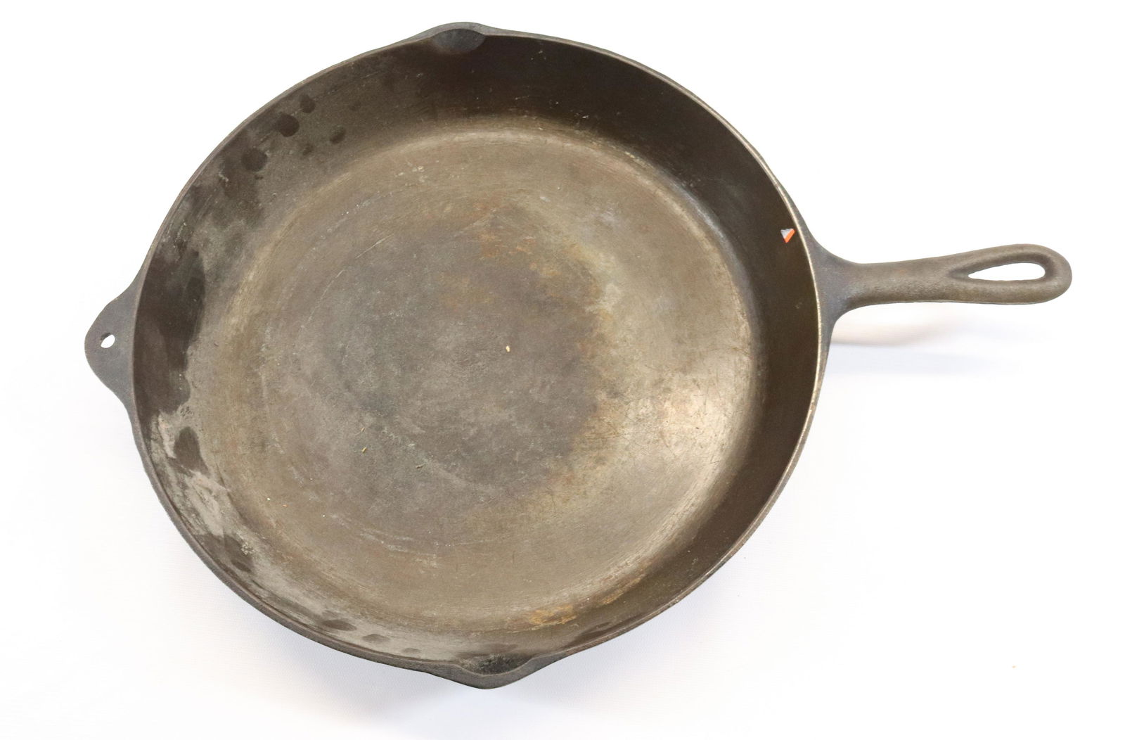CAST IRON FRYING PAN (1 of 2)