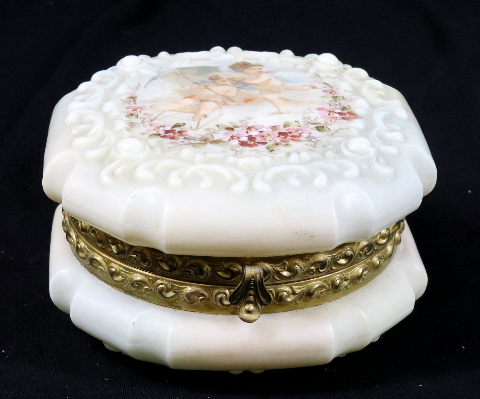 WAVECREST CF MONROE BOX WITH CHERUBS (1 of 5)