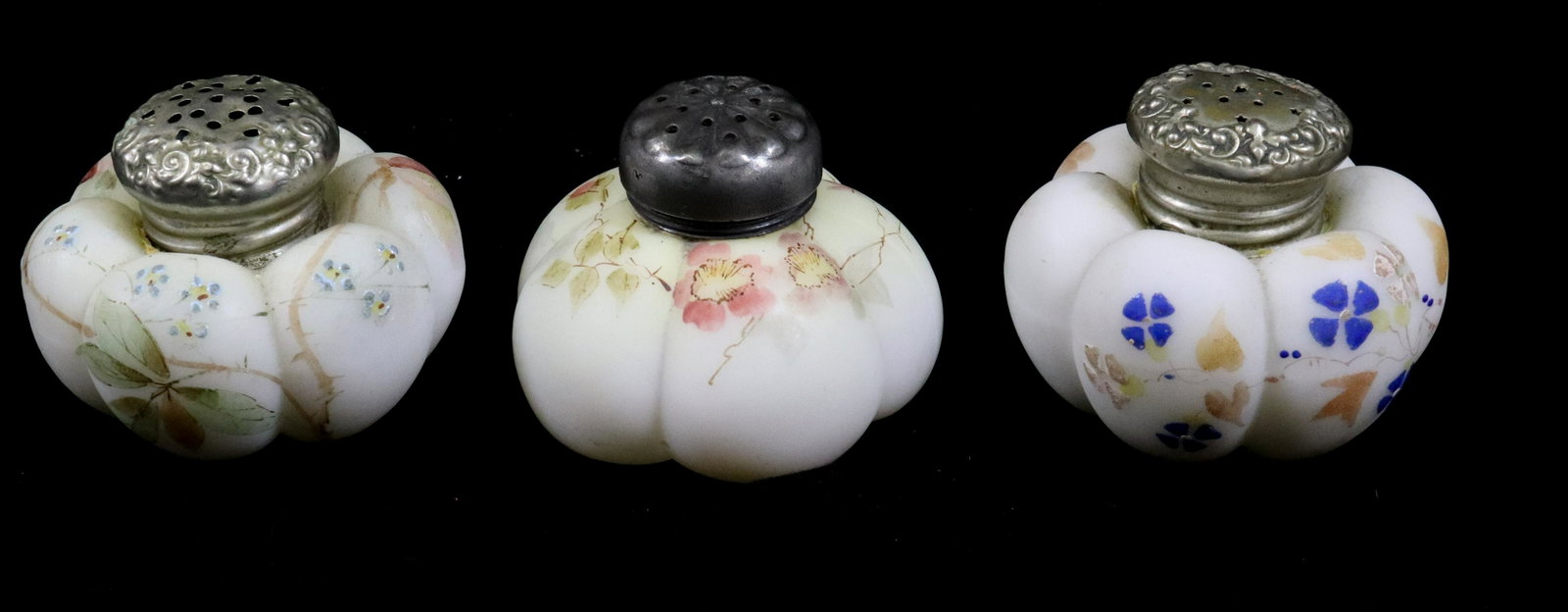 SMITH BROTHERS,PAIRPOINT SHAKERS: ONE CROWN MILANO TWO PUFFY PAIRPOINT WITH MISMATCH LIDS 2"H