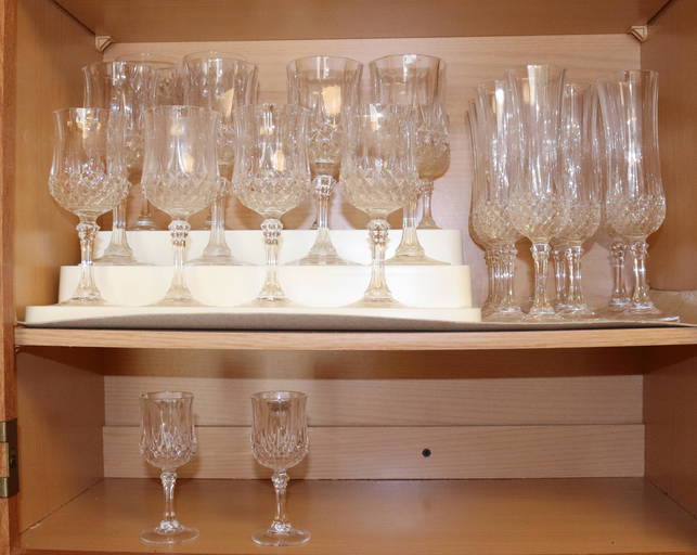 STEMWARE LOT (0340) on Aug 21, 2022 Hartzell's Auction Gallery, Inc
