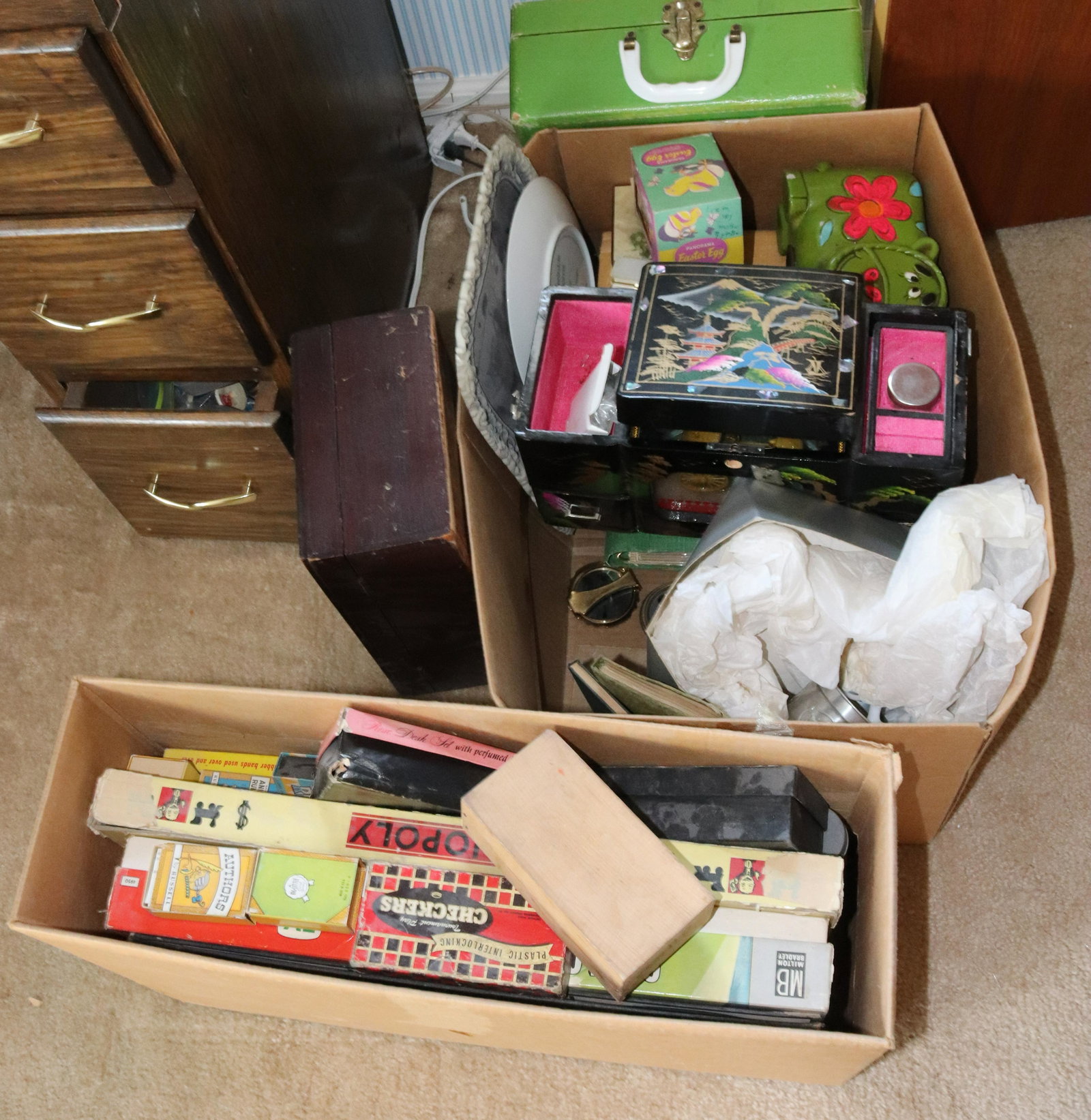 JEWELRY BOXES, GAMES, AND MORE: LOT OF MUSICAL JEWELRY BOXES, VINTAGE GAMES, AND OTHER ITEMS