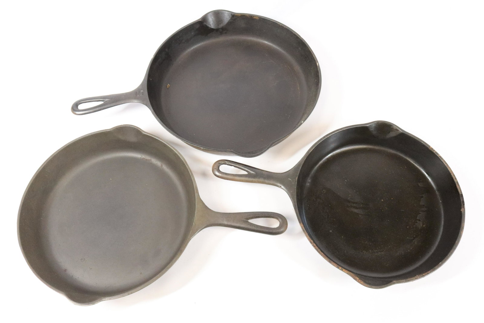 (3) VICTOR CAST IRON SKILLETS: INCLUDING: VICTOR #7 (721A), VICTOR #8 (722E) AND VICTOR CAST IRON SKILLET, THE GRISWOLD MFG. CO. #9 (723B), ERIE PA) MEASURE 14" TO 16" TOTAL LENGTHS.